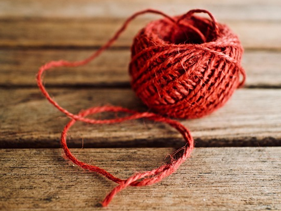 Une balle de laine rouge