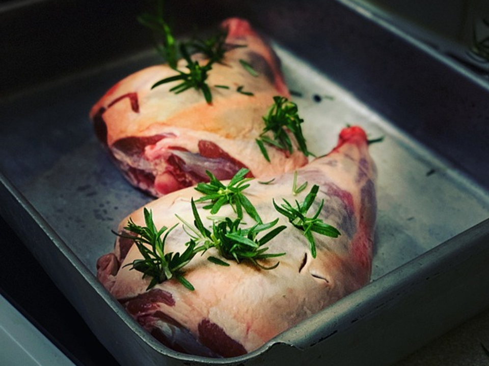 Morceau de viande de mouton dans une casserole